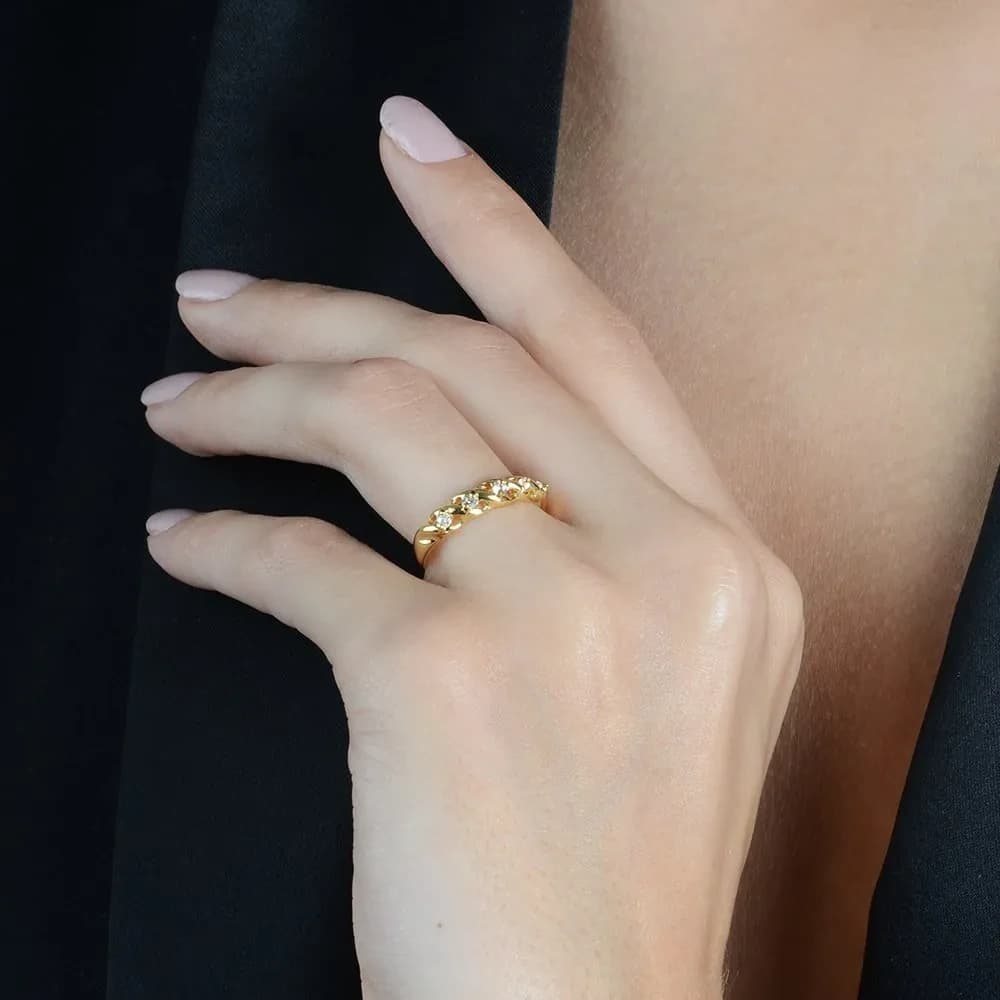 Anel Dourado Meia Aliança 5 Pedras de Zircônia (22)