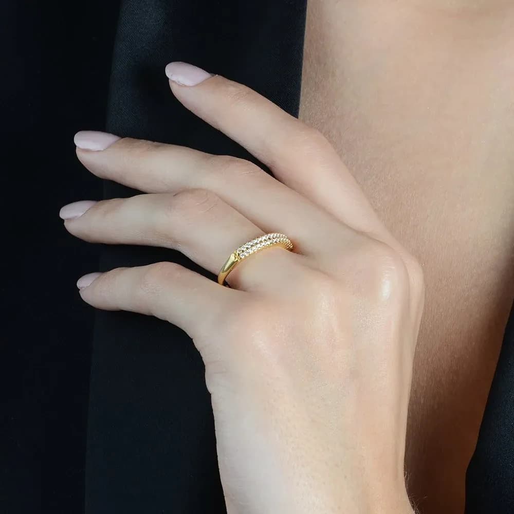 Anel Dourado Aparador de Aliança Duplo Cravejado de Zircônia - imagem 2