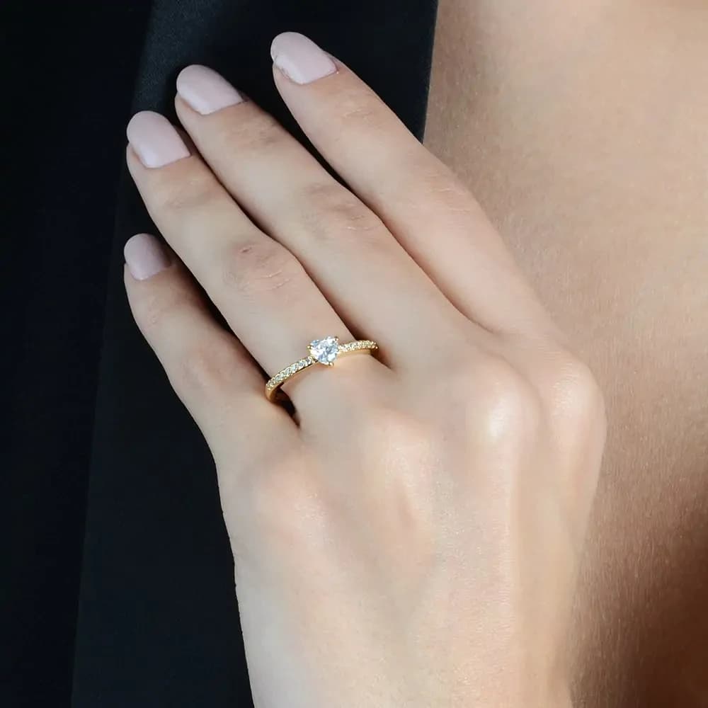 Anel Dourado Solitário de Coração em Zircônia - imagem 2